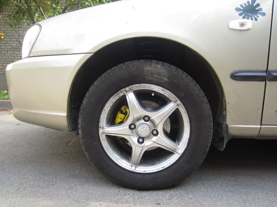 перед — Hyundai Accent (2G)