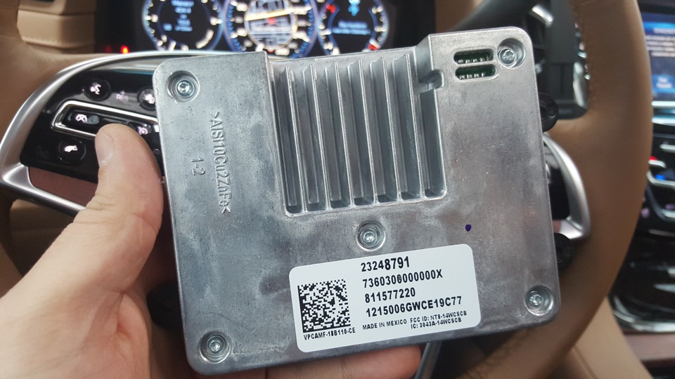 Сам модуль беспроводной зарядки — Cadillac Escalade (4G). Запчасти на фото: 23248791, 811577220, 3043A