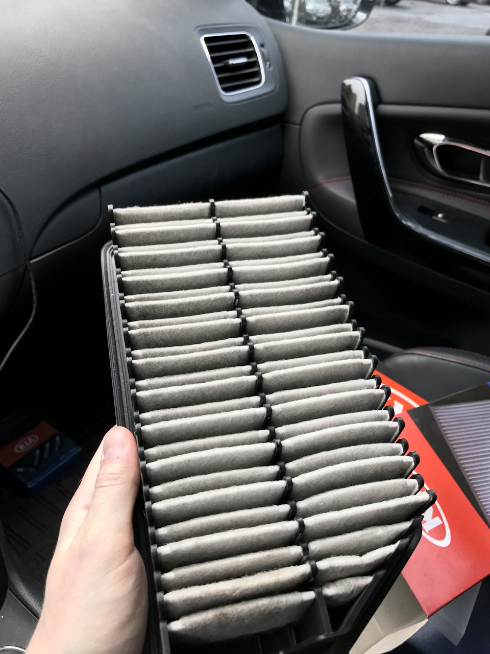 Воздушный фильтр, нижняя сторона. тут уже грязновато. — KIA Pro_Ceed GT