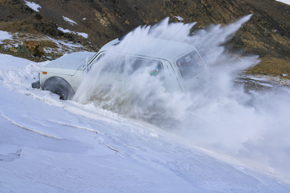Было немного снега на высоте 3148м))) Где можно было порезвиться))) — Lada 4x4 3D
