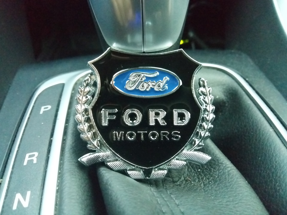 Сам логотип толщиной 2-3 мм типа из алюминия, смотрится богато, а не как картонка. — Ford Mondeo V