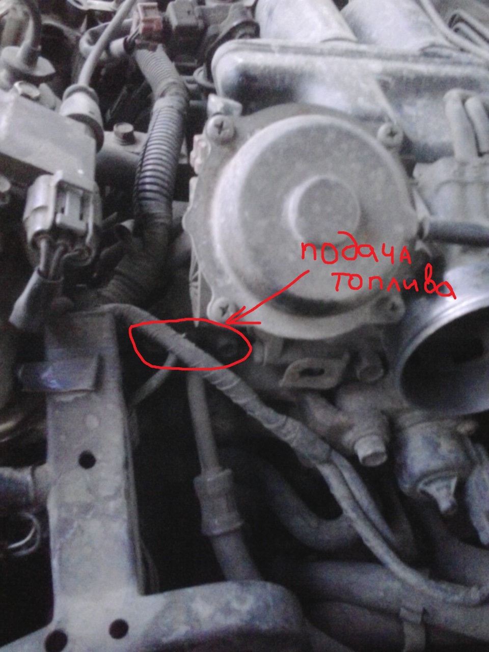 здесь откручиваем чтоб проверить подачу топлива — Mitsubishi Galant (8G)