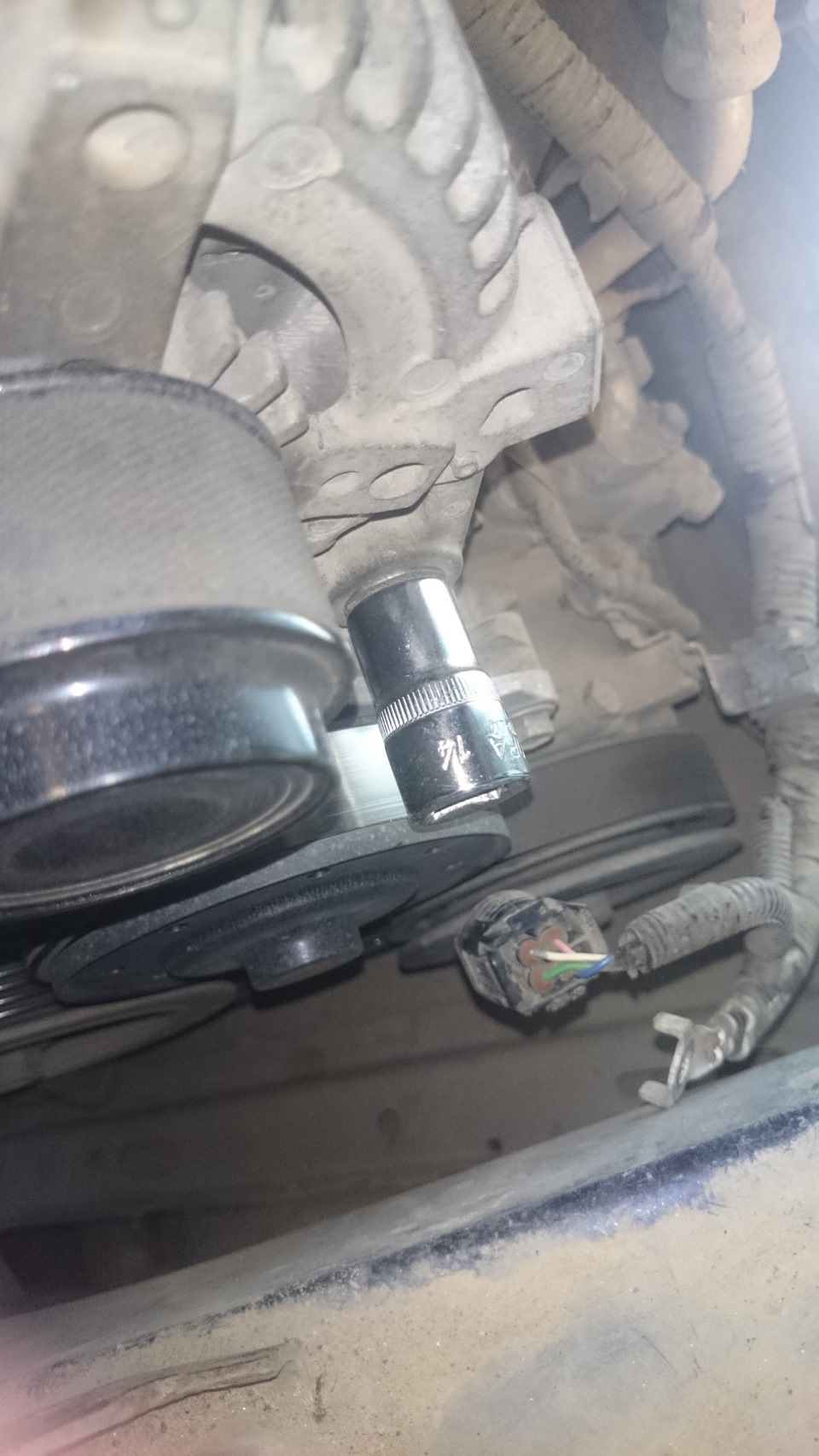 нижний болт, головка на 14 — Toyota Auris (1G)