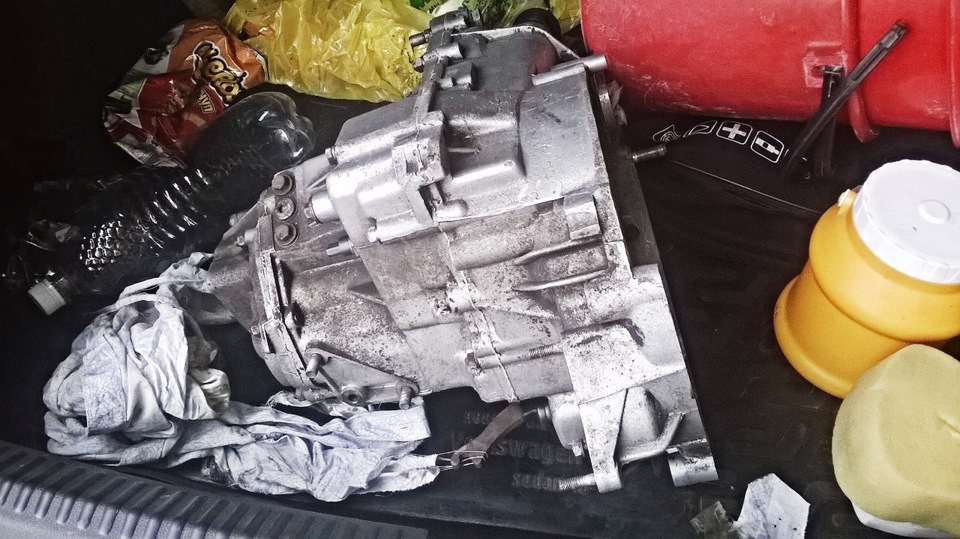 Отмывали на автомойке час, девочка которая мыла в тоге оказалась вся в мазуте, или в смеси грязи масла, ой не завидую ей… — Lada 2114