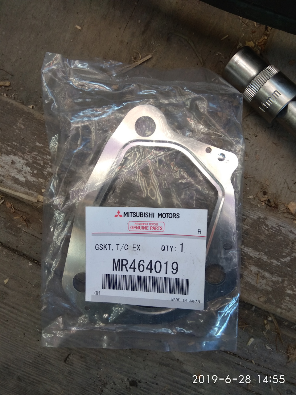 прокладка под горячку к каталику — Mitsubishi eK (1G). Запчасти на фото: MR464019