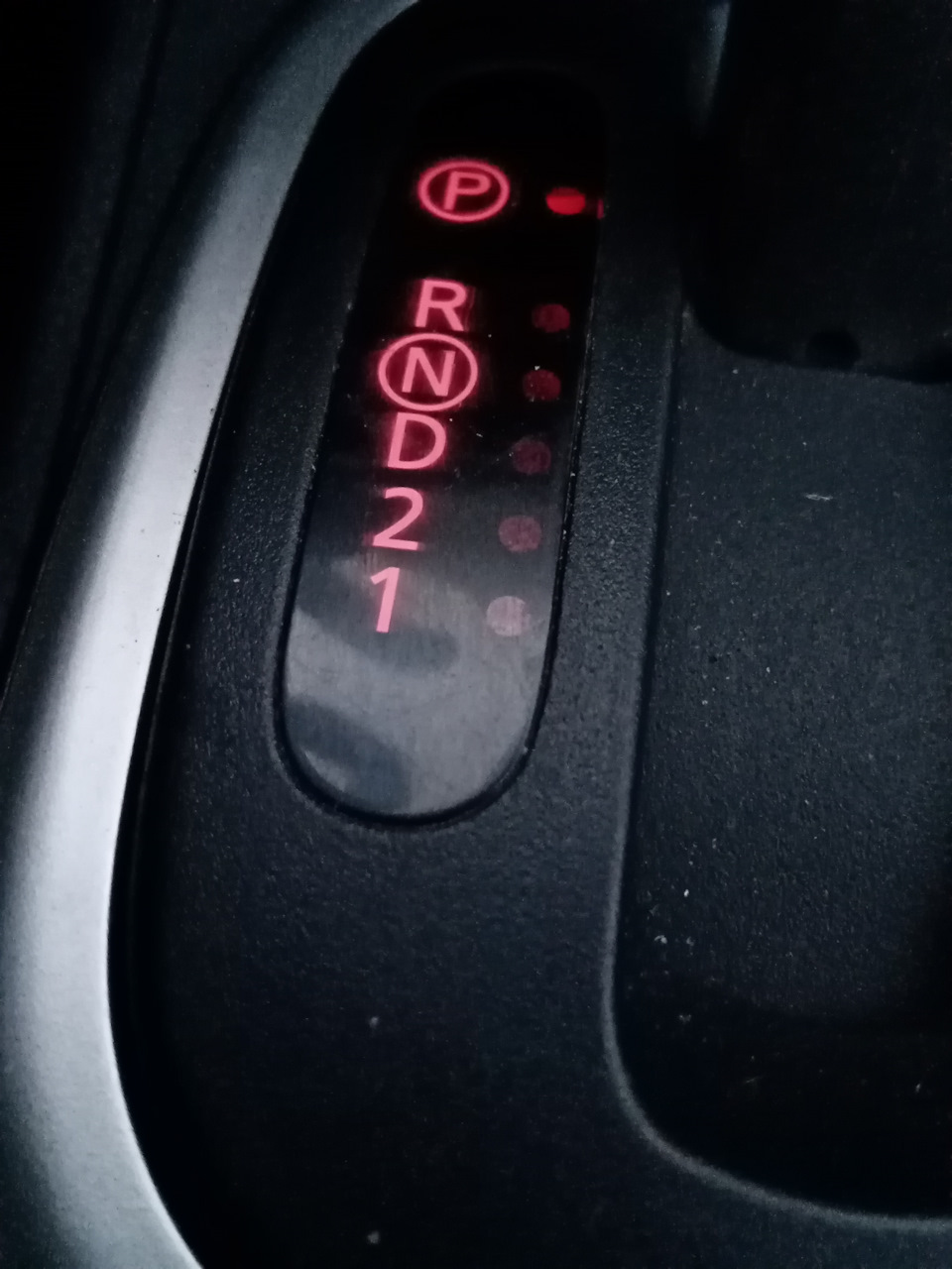 Подсветка АКПП с красным колпачком Koito P7550R — Nissan Tiida (1G). Запчасти на фото: P7550R