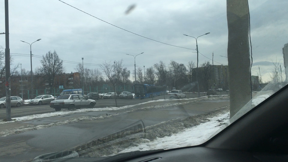 Стекло очень низкого качества. По центру искажения почти не видны, но глаза от этого стекла, даже если не смотреть по сторонам, начинают болеть через пару минут. Не знаю как он ездит. Говорит не замечает)) Я бы стекло на его месте отправил в помойку) — BMW X5 (E53)