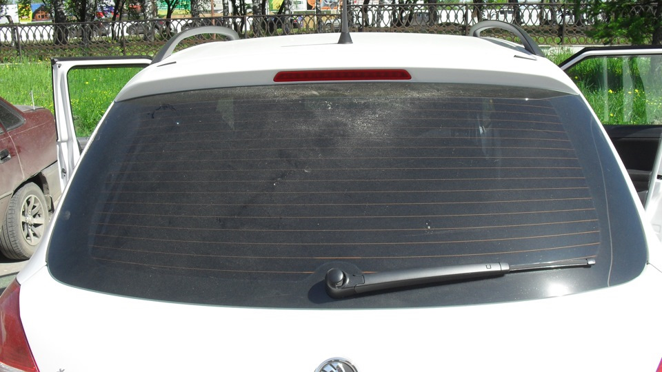 Сухая пыль скапливалась вверху, под козырьком, в районе третьего СТОП-сигнала. — Skoda Fabia Combi Mk2
