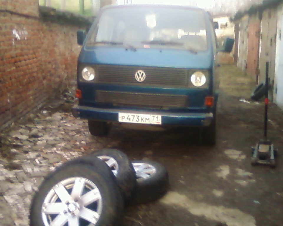 Выгнал на улицу, колеса менять — Volkswagen Caravelle (T3)