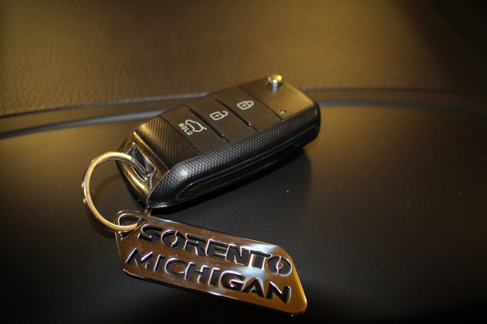 С ключами — KIA Sorento (2G)