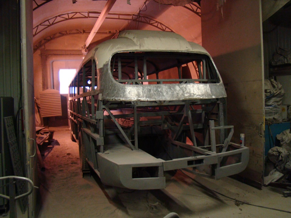 Кузов в пескоструйной камере после первой обработки. — Ikarus 55 Lux