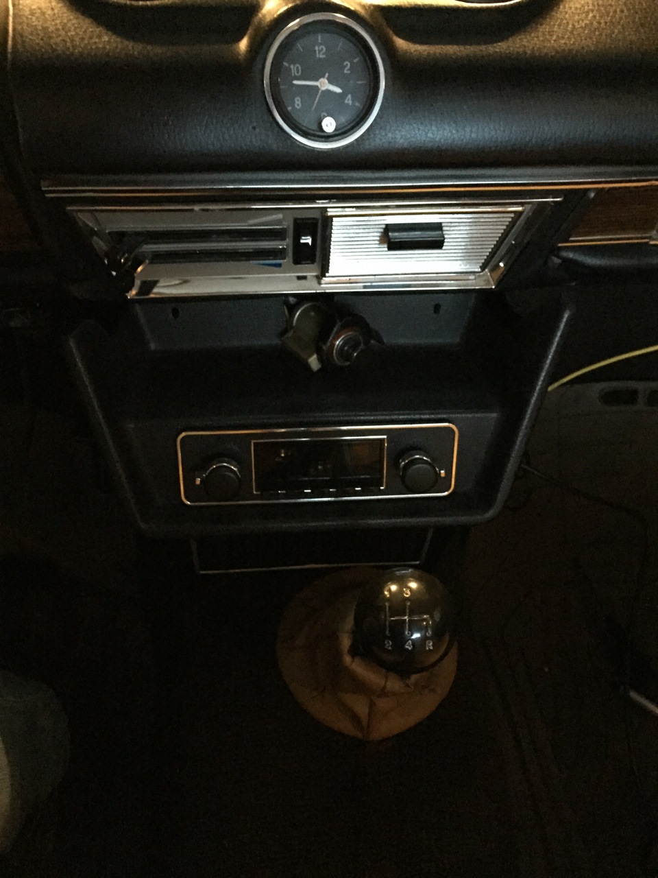 Без вспышки; как по мне, так смотрится очень уместно. — Lada 2103