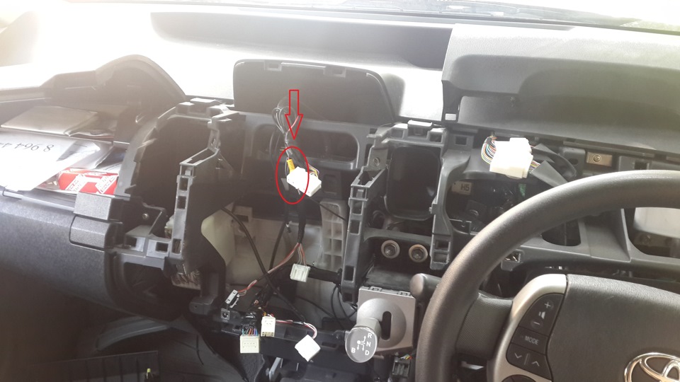 вот и выведенный кабель. — Toyota Prius (20)