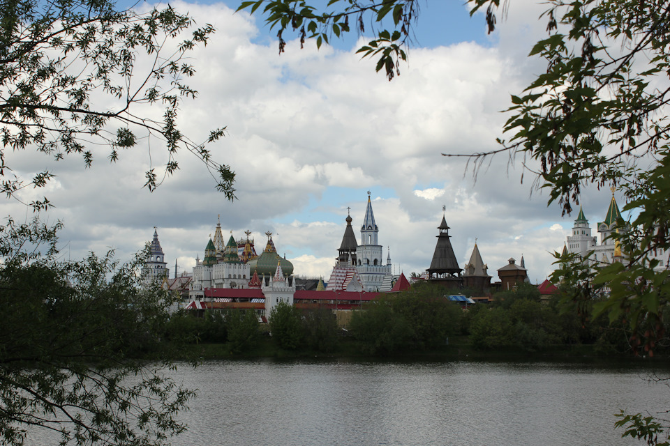 Кремль — Lada Ларгус