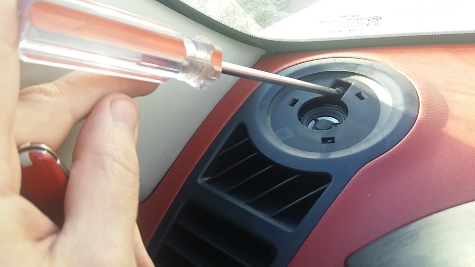 Откручиваем саморез — KIA Soul (1G)