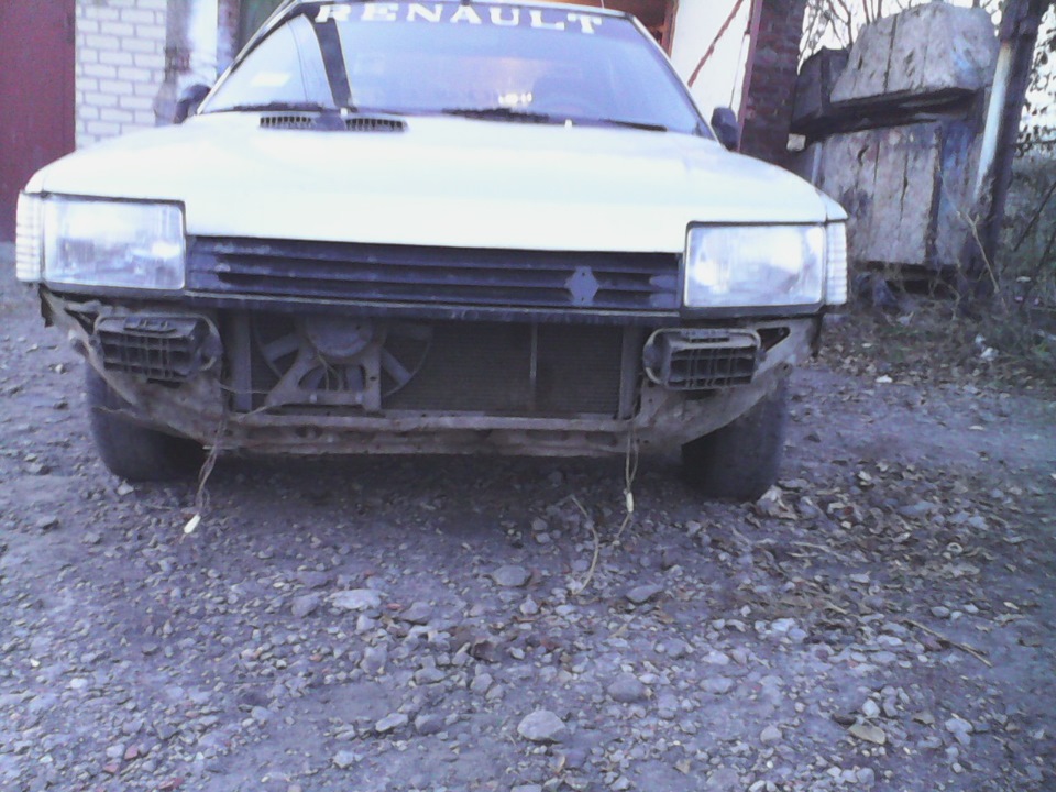 вот родной стоит — Renault 21