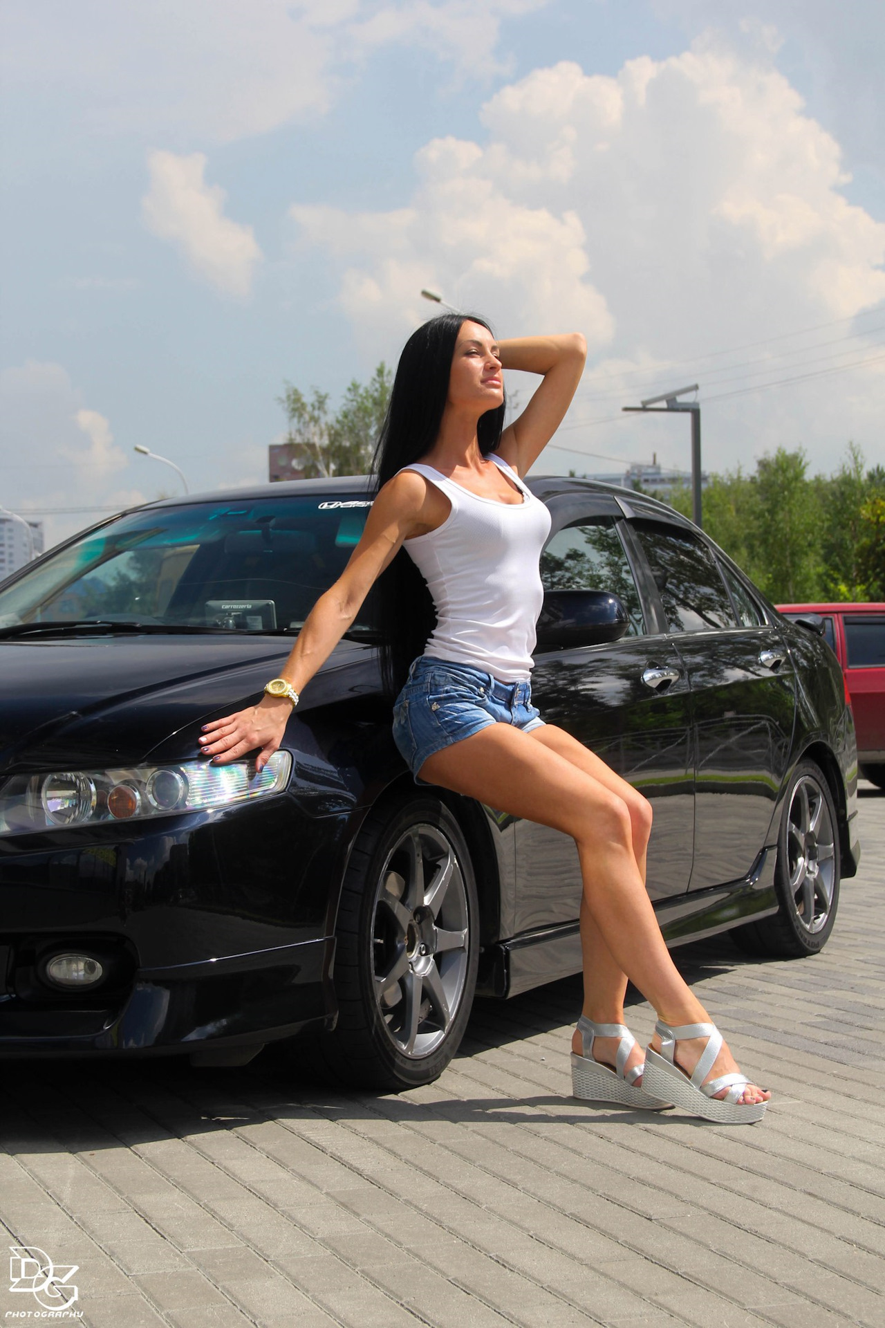 Красотка у авто - 15 фото