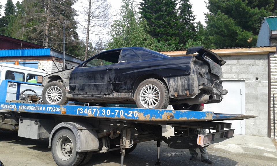 Приехали к гаражу с подъёмником и ямой — Nissan Skyline (R34)