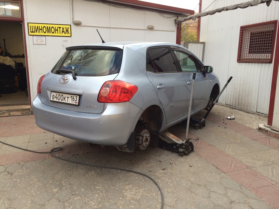 Разулись — Toyota Auris (1G)