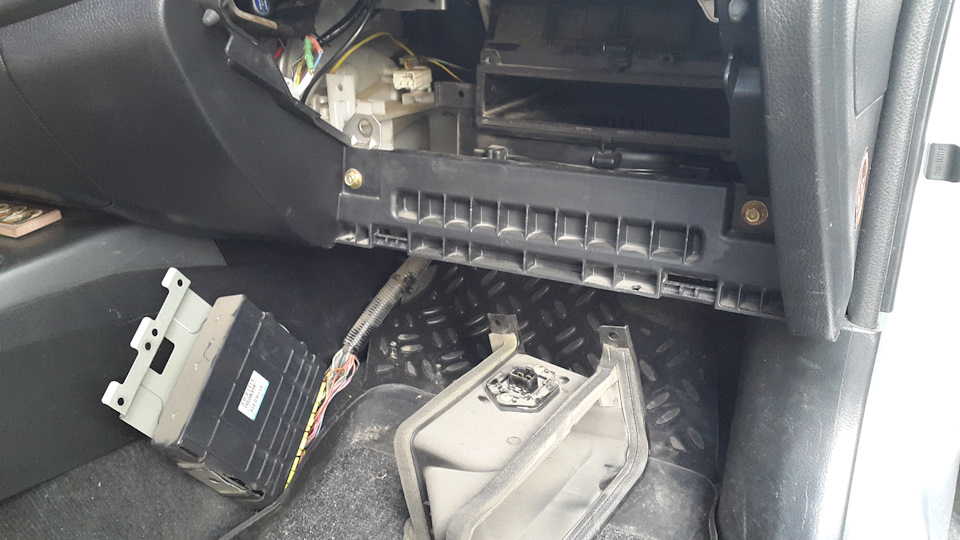После чего тянем черный воздуховод вниз и получаем такую картину — Mitsubishi Lancer IX