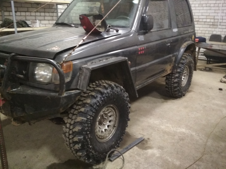 На месте — Mitsubishi Pajero (2G)