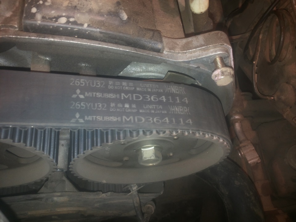 Родной Японский ремень. — Mitsubishi Pajero (2G). Запчасти на фото: 265YU32, MD364114