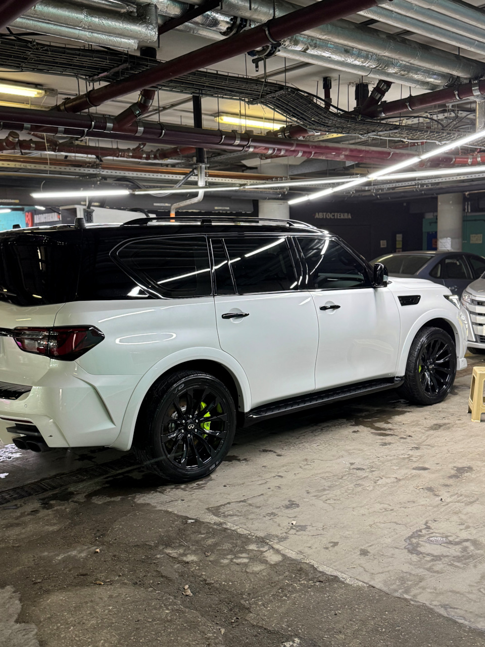 На парковке — Infiniti QX80 (1G)