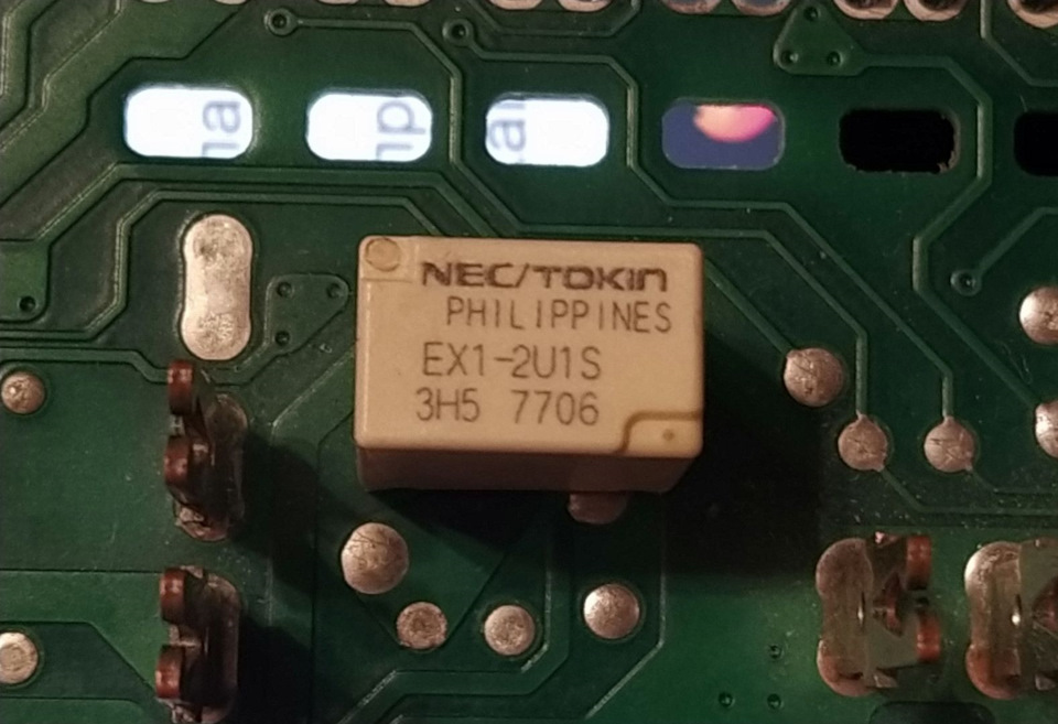 NEC/TOKIN EX1-2U1S вот такое оно — штатное реле клаксона в подкапотном блоке предохранителей — Opel Astra J GTC