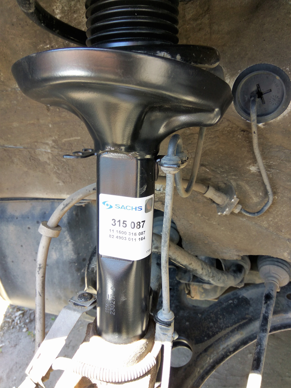 стойка на месте — Volkswagen Bora (1G). Запчасти на фото: 315087, 111500315087, 824903011164