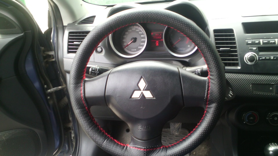 руль стал толще и мягче — Mitsubishi Lancer X