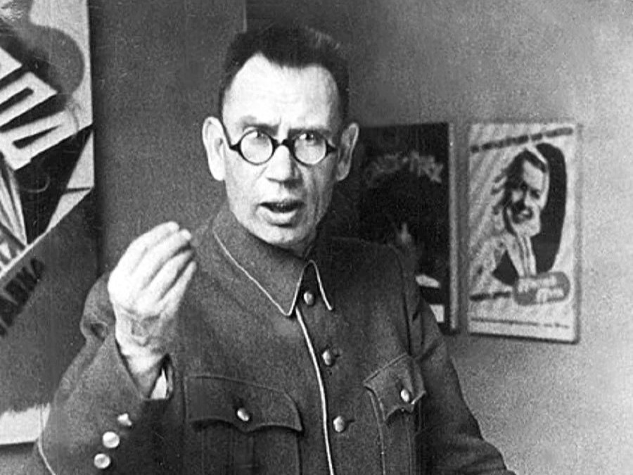Власов в Школе пропагандистов — Дабендорф. Очки на генерале ещё те, советские. Новые в Берлине уже заказаны, но пока не готовы. — ГАЗ Соболь 4х4