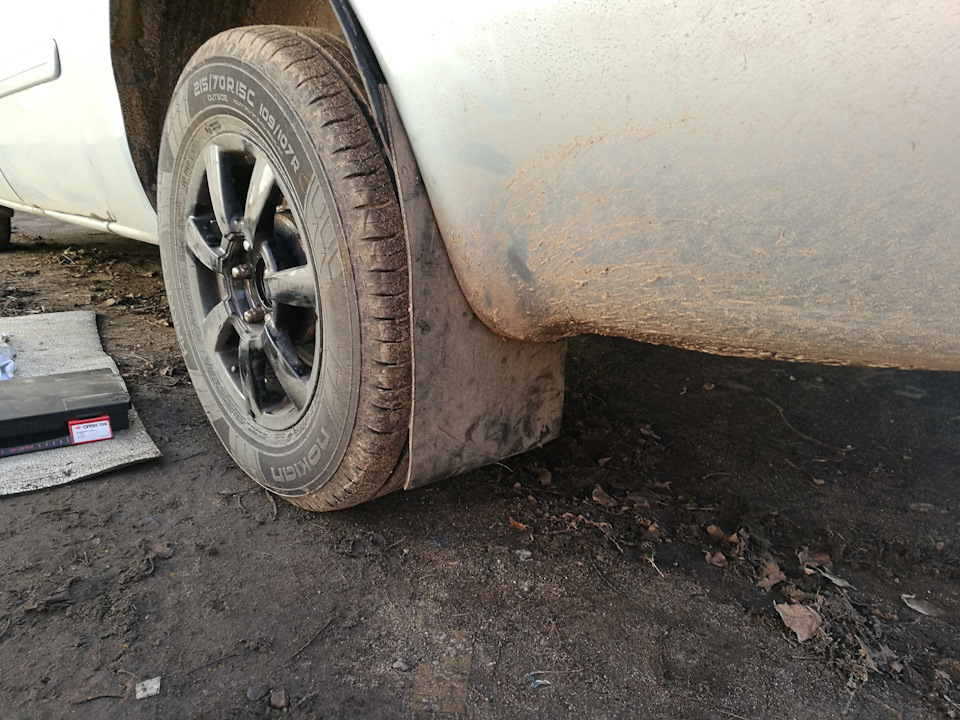 Левый брызговик. — Dodge Caravan IV