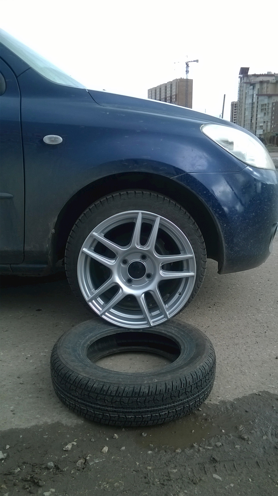 Вариант 1 (который в итоге и приобрел) — Mazda Demio (2G)