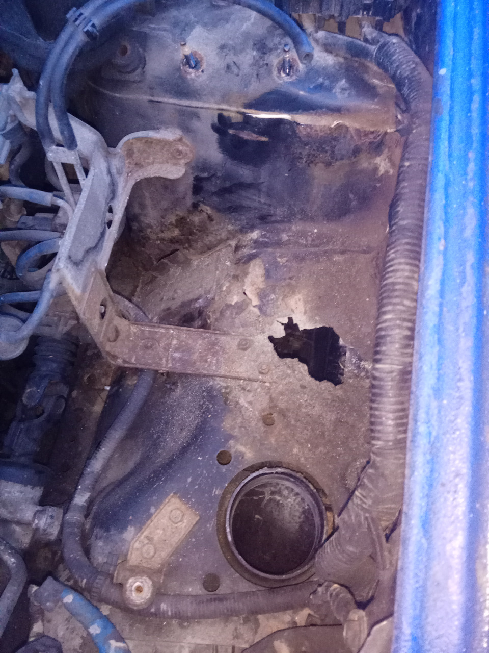 Небольшое отверстие — Nissan Pathfinder (2G)