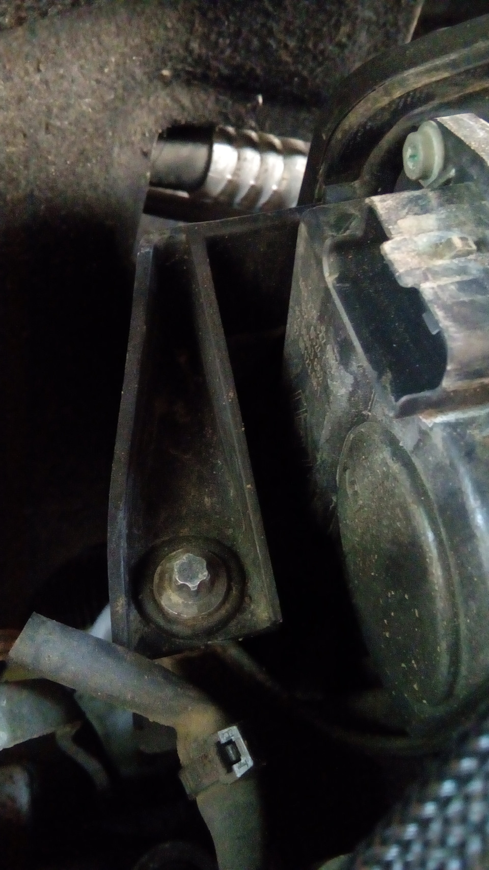8.Откручиваем корпус воздухана 2 болта. 8200420871 — Renault Duster (1G). Запчасти на фото: 8200420871