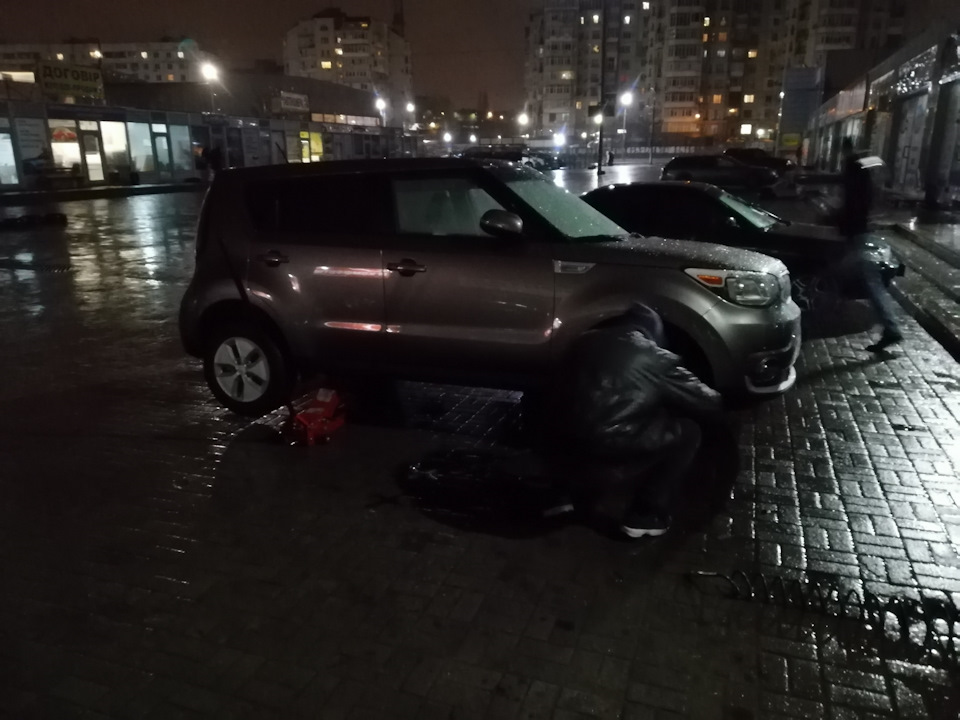 Шиномонтаж под холодным декабрьским дождем… — KIA Soul EV (2G)