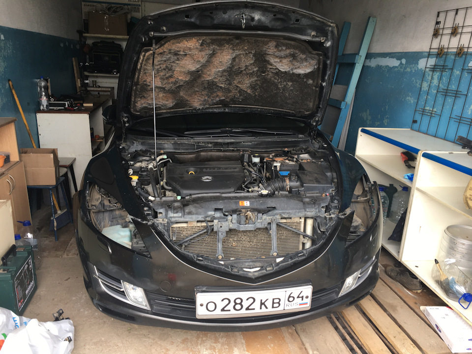 Вот в таком виде снял Фары, отстегнул только подкрылки и открутил решётку — Mazda 6 (2G) GH
