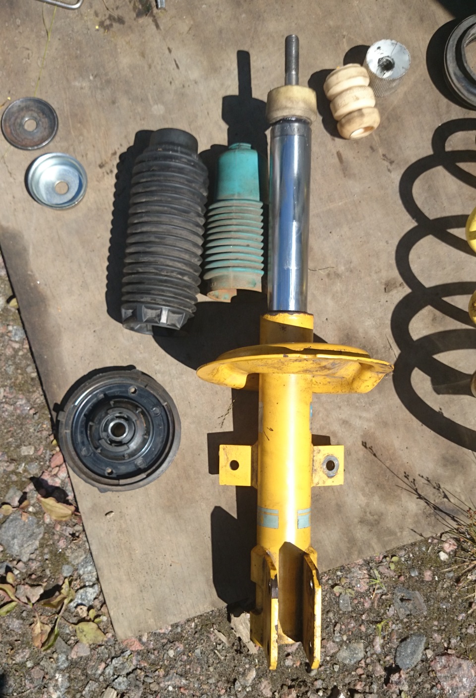 Черный пыльник — ОЕМ, голубой — Bilstein. Слева сверху опорные шайбы от тех же производителей. — Citroen C4 (2G)