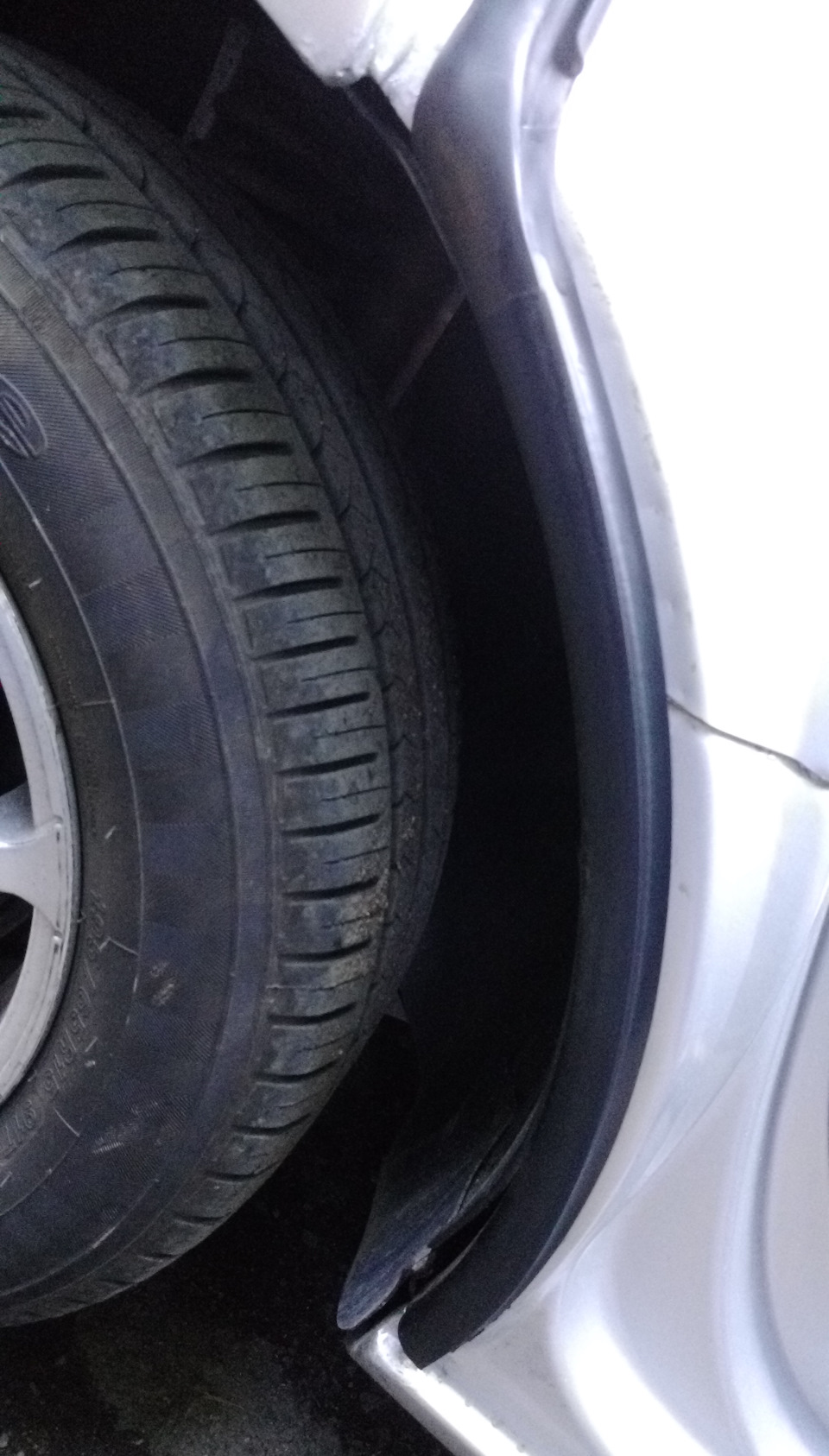 Новый уплотнитель крыши на месте. Вид уже правильный. — Dodge Stratus (2G)