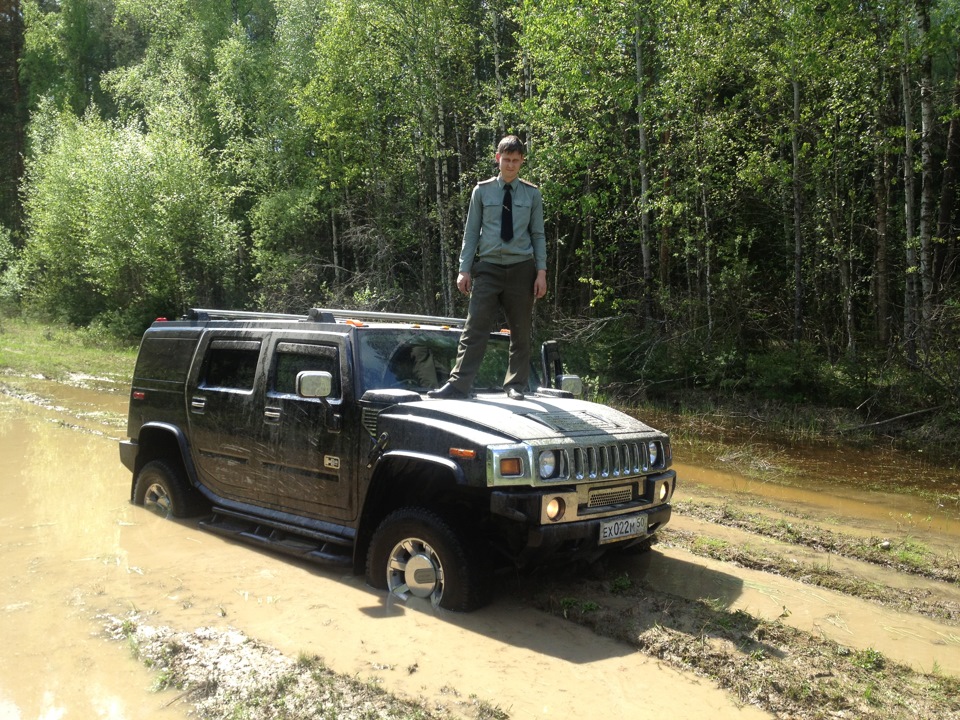 Вылазить — как из танка, через люк — Hummer H2