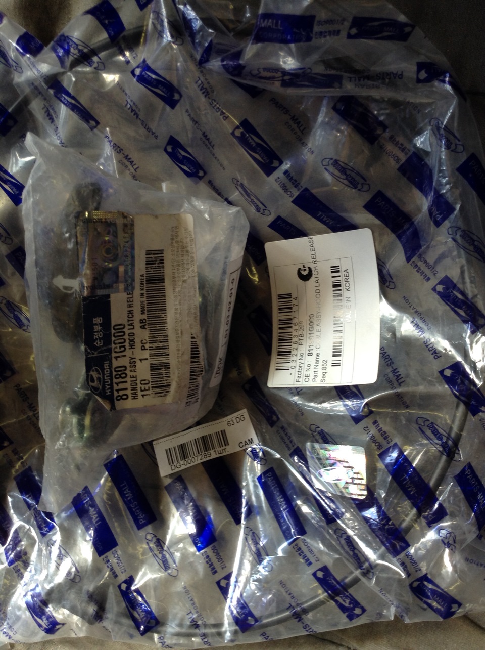 Номерки, тросик не оригинал рмс вроде за 140 рублей ещё брал, подошёл идеально) — KIA Rio (2G). Запчасти на фото: 811801G000