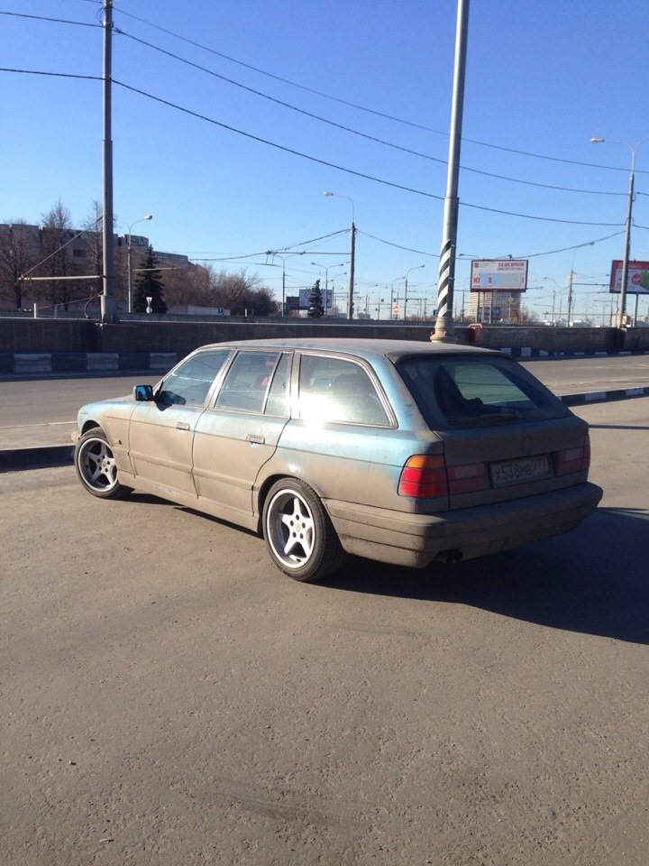Вот на этой красоте рассекал в солнечную субботу) — BMW 5 series Touring (E34)