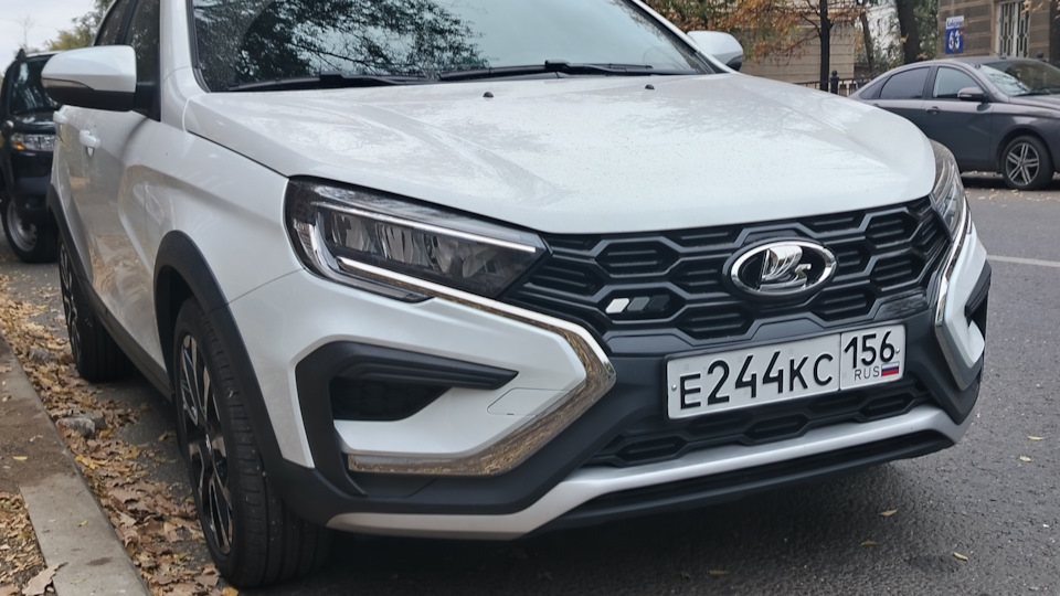Lada Vesta Cross Блондинка в кроссовках