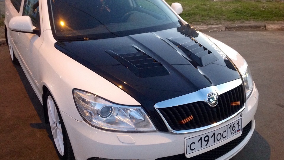 Вот так капот выглядел на машине Lis-0 — Skoda Octavia A5 Mk2. Запчасти на фото: C1910