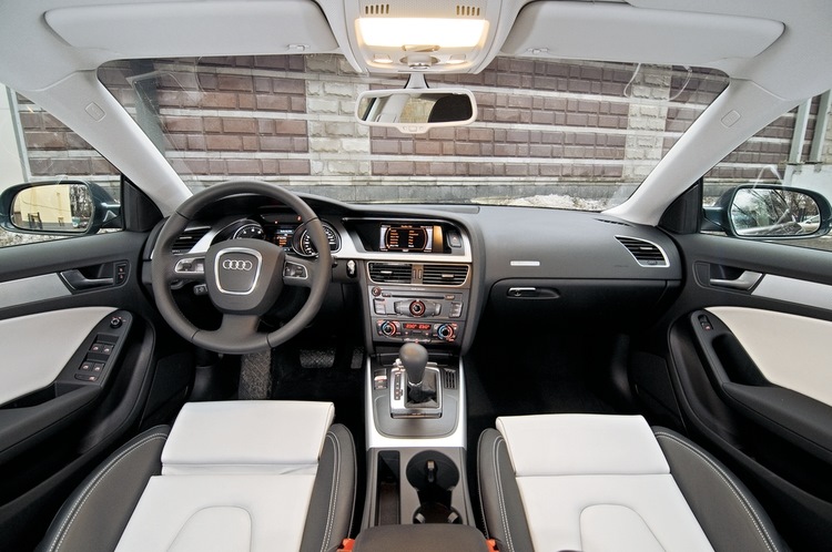 Салон дорестайлинговый. На рестайле ещё интереснее — Audi A5 (1G)
