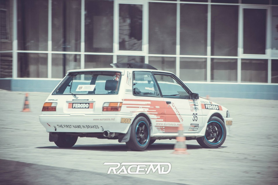 На Toyota Corolla AE82 — BMW 5 series (E12)