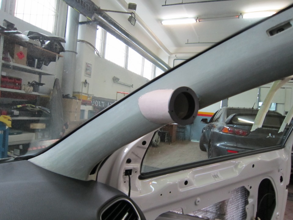 сделали подиумы в стойках — Volkswagen Golf Mk6