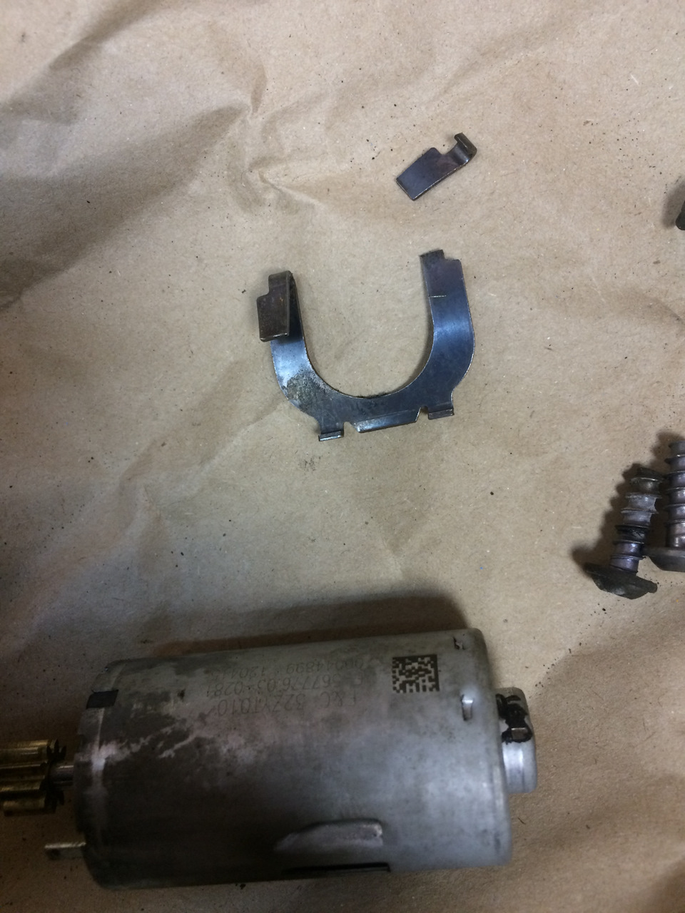 Ну каким образом мог сломаться фиксатор моторчика?! — Audi A4 (B8)