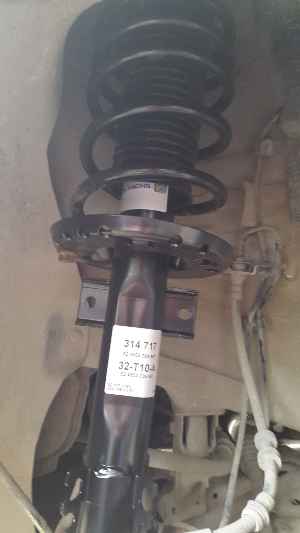 314 717 – Sachs Super Touring амортизатор передний + болт как упор для пружины. — Volkswagen Polo Sedan. Запчасти на фото: 314717, Q0985