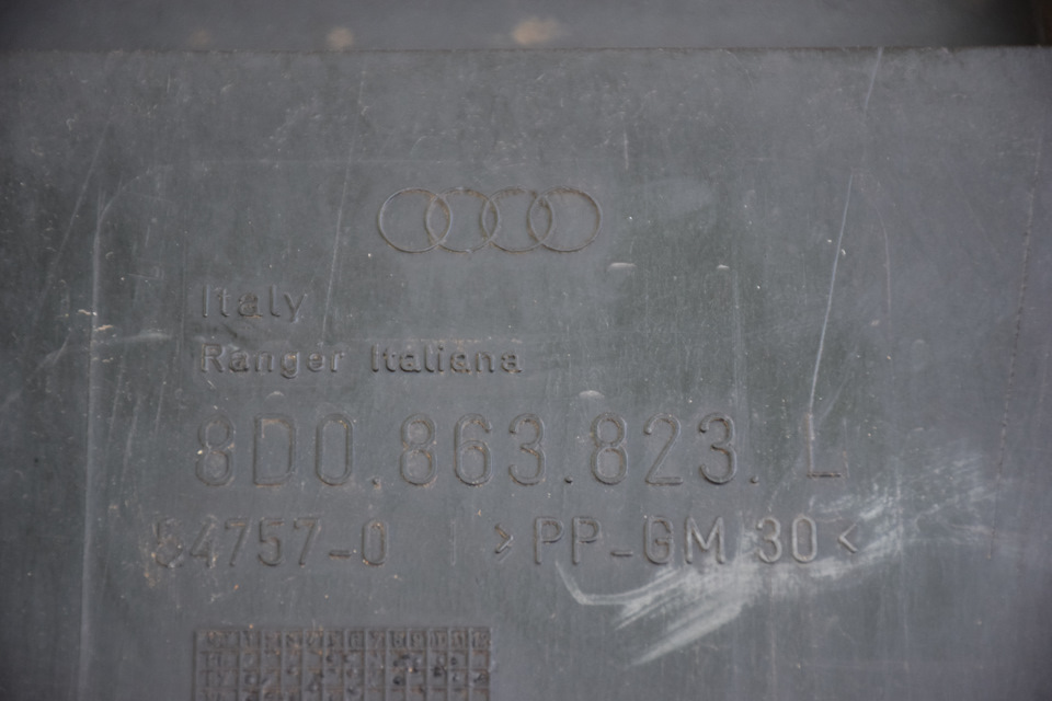 8D0.863.823.L — Audi A4 (B5). Запчасти на фото: 8D0863823L, 8D0863823